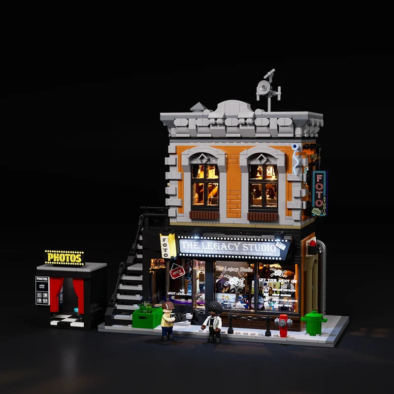 Lumibricks 19016 Corner Photo Studio – full LED-lit street scene with photo booth, minifigures and neon signage